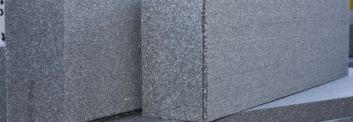 Graue Dämmplatten in verschiedenen Größen